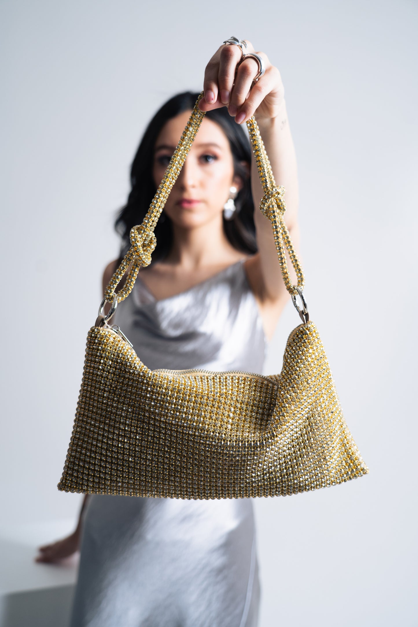 Bolso de Hombro con Cristal Dorado